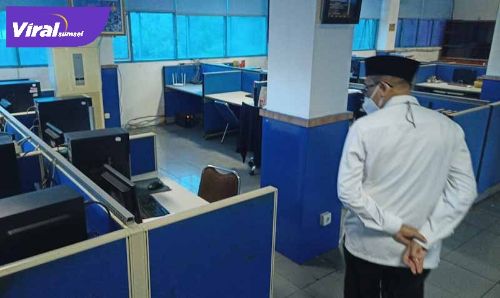 H Heri Amalindo Bupati PALI melihat ruang redaksi di Graha Pena kantor media Sumatera Ekspres Grup, Rabu (7/7/2021) siang. Foto : viralsumsel.com/eko H Heri Amalindo Bupati PALI melihat ruang redaksi di Graha Pena kantor media Sumatera Ekspres Grup, Rabu (7/7/2021) siang. Foto : viralsumsel.com/eko
