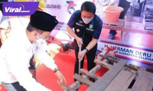 H Herman Deru Gubernur Sumsel dan H Harnojoyo Walikota Palembang bedah rumah warga kurang mampu di Kertapati Palembang, Rabu (7/7/2021). Foto : viralsumsel.com/nto
