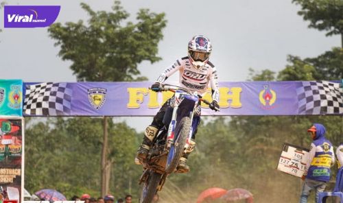 Galang Fernando Crosser 125 CC jalani Pelatda PON di Sirkuit Wyndham Hotel OPI Mall. Foto : NET