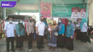 Kepala Dinas Perikanan Muba, Hendra Tris Tomy, S.STP., M.Dev memberikan bantuan ikan segar pada balita dan ibu hamil. Foto : viralsumsel.com/dev