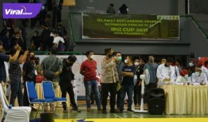 Kapolsek Seberang Ulu (SU) 1 bersama Camat Jakabaring Palembang bubarkan turnamen pencak silat IPSI Kota Palembang 2021. Foto : viralsumsel.com/arra