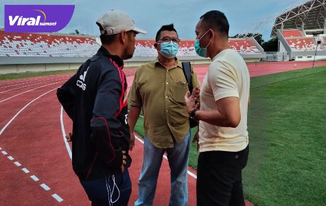 Pelatih Sriwijaya FC Nil Maizar, Pengurus KONI Sumsel Junaidi dan Dirtek Sriwijaya FC Inrdyadi. Foto : viralsumsel.com/ion