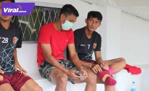 Rahmat Juliandri (merah) saat menyaksikan laga Sriwijaya FC vs Bina Darma Mutiara Hitam. Foto : mo sfc