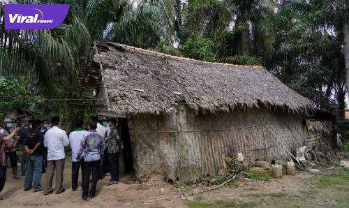 Bupati Banyuasin H. Askolani SH MH kunjungi rumah warga tidak layak huni, Jum’at (9/7/2021).