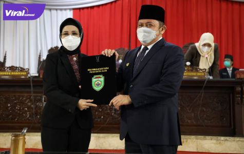 Gubernur Sumsel H Herman Deru terima laporan hasil pembahasan dan penelitian komisi-komisi terkait Raperda Pertanggungjawaban Pelaksanaan APBD TA 2020, Senin (12/7/2021) pagi. Foto : viralsumsel.com/sep