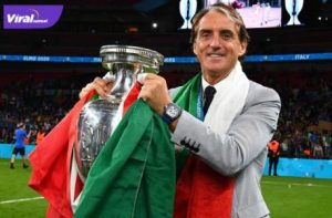 Pelatih Timnas Itali Roberto Mancini bersama trofi juara Piala Eropa 2020. Foto : ig azzurri