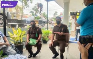 Kepala Kajari Kabupaten PALI, Agung Arifyanto SH MH didampingi Kasi inter Zulkifli beri keterangan pada awak media, Selasa (13/7/2021). Foto : viralsumsel.com/eko