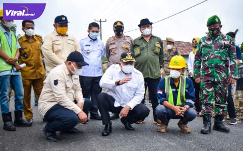 Bupati Dr Dodi Reza Alex Noerdin Lic Econ MBA tinjau pembangunan Infrastruktur Kecamatan Plakat Tinggi, Selasa (13/7/2021). Foto : viralsumsel.com/devi