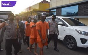 Tiga pelaku pemerkosaan disertai pembunuhan digelandang ke Polres Muba, Minggu (11/7/2021). Foto : humas polres