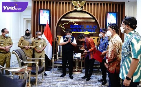 Gubernur Sumsel H Herman Deru ketika menerima audiensi pengurus Gekraf Sumsel bertempat di ruang tamu gubernur, Selasa (13/7/2021). Foto : viralsumsel.com/sep