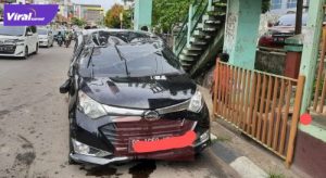 Mobil Daihatsu Sigra mengalami kecelakaan tunggal menabrak median jalan di Jalan Jenderal Sudirman, Selasa (13/7/2021). Foto : viralsumsel.com/kai