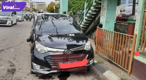 Mobil Daihatsu Sigra mengalami kecelakaan tunggal menabrak median jalan di Jalan Jenderal Sudirman, Selasa (13/7/2021). Foto : viralsumsel.com/kai