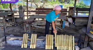 Warga berjualan lemang makanan khas Lahat di Desa Tanjung Sirih, Kecamatan Pulau Pinang, Kabupaten Lahat, Kamis (15/7/2021). Foto : viralsumsel.com/oki