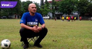 Jarot pelatih Junior Soccer School saat ditemui di Lapangan SMA 1 Bukit, (13/6/2021). Foto : viralsumsel.com/alf