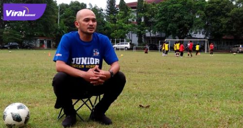 Jarot pelatih Junior Soccer School saat ditemui di Lapangan SMA 1 Bukit, (13/6/2021). Foto : viralsumsel.com/alf