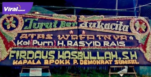 Karangan bunga belasungkawa atas meninggalnya mantan Bupati OKI H.A Rasyid Rais. Foto : viralsumsel.com