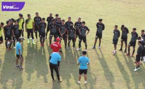 Nil Maizar pelatih kepala Sriwijaya FC beri arahan pada pemain. Foto : mo sfc