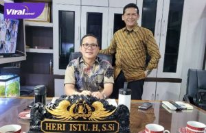 Advokat Firdaus Hasbullah SH bersama Ditres Narkoba Polda Sumsel, Kombes Pol Heri Istu Hariono di Kantor Ditres Narkoba Polda Sumsel, Jumat (16/7/2021) sore. Foto : viralsumsel.com/ion