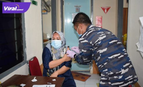 Pangkalan TNI AL (Lanal) Palembang melaksanakan serbuan vaksinasi dengan menyasar masyarakat maritim yang berada di pesisir sungai Musi di kota Palembang, Jumat (16/7/2021). Foto : viralsumsel.com/kai