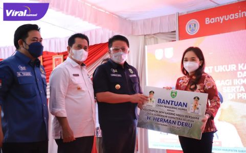 Gubernur Sumsel H Herman Deru didampingi Bupati Banyuasin H. Askolani penyerahan sertifikasi halal bagi IKM di Desa Gasing, Kecamatan Talang Kelapa Banyuasin, Kamis (15/7/2021). Foto : viralsumsel.com/kai