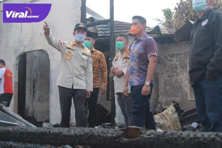 Walikota Palembang H Harnojoyo tinjau korban musibah kebakaran di Asrama TNI AD Blok PP, Sekojo, Palembang, Jumat (16/7/2021). Foto : viralsumsel.com/kai