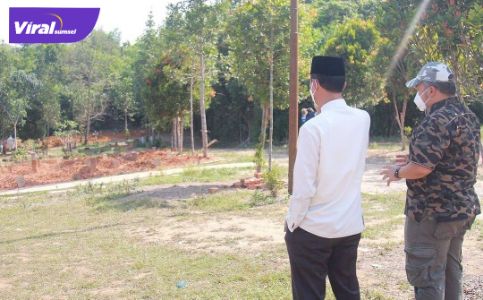 Walikota Palembang H. Harnojoyo tinjau pemakaman pasien Covid-19 di kawasan Gandus, Palembang, Sabtu (17/7/ 2021). Foto : viralsumsel.com/nto