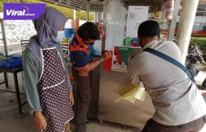 Pemerintah Kecamatan Babat Supat sosialisasi PPKM Darurat serta pemasangan stiker himbauan pada Warung dan Rumah Makan, Jumat (16/7/2021). Foto : viralsumsel.com/devi