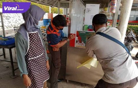 Pemerintah Kecamatan Babat Supat sosialisasi PPKM Darurat serta pemasangan stiker himbauan pada Warung dan Rumah Makan, Jumat (16/7/2021). Foto : viralsumsel.com/devi