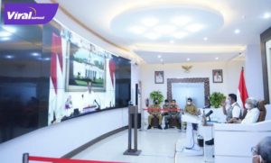 Gubernur Sumsel Herman Deru bersama Wakil Gubernur H Mawardi Yahya mendengarkan arahan Presiden RI Joko Widodo dan Wapres KH Ma'ruf Amin secara virtual, Senin (19/7/2021) siang. Foto : viralsumsel.com/sep