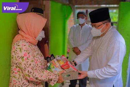 Bupati Dr Dodi Reza Alex Noerdin Lic Econ MBA secara door to door membagikan daging kurban dan kebutuhan obat-obatan serta makanan, Selasa (20/7/2021) siang. Foto : viralsumsel.com