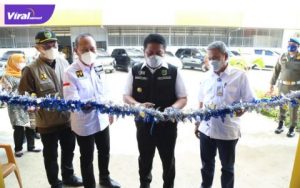 Gubernur Sumsel H Herman Deru tinjau Tempat Pembuatan Aspal Panas di Workshop Dinas PU Bina Marga dan Tata Ruang Provinsi Sumsel Jalan Kolonel Sulaiman Amin, Talang Indah, Palembang, Rabu (21/7/2021) pagi. Foto : viralsumsel.com/sep