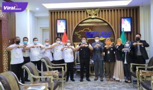 Gubernur Sumsel H. Herman Deru menerima audiensi Ketua STIHPADA Palembang, Dr. H. Firman Freaddy Busroh bertempat diruang tamu Gubernur, Rabu (21/7/2021). Foto : viralsumsel.com/sep