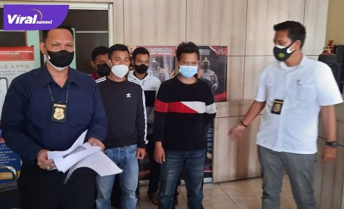 Direktorat Reserse Kriminal Umum Polda Sumsel menangkap lima orang pelaku pungli terhadap sopir di pintu tol Keramasan, Ogan Ilir, Rabu (21/7/2021). Foto : istimewa