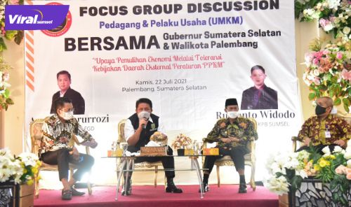 H Herman Deru Gubernur Sumsel menjadi keynote speaker pada FGD dengan para pedagang dan pelaku usaha UMKM bersama dan Walikota Palembang di VIP RM Sri Melayu, Kamis (22/7/2021). Foto : viralsumsel.com/sep