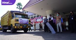 Gubernur Sumatera Selatan (Sumsel) H. Herman Deru saat melaunching Program Bantuan Beras PPKM 2021 Provinsi Sumsel di halaman kantor Gubernur, Kamis (22/7/2021) siang. Foto : viralsumsel.com/sep