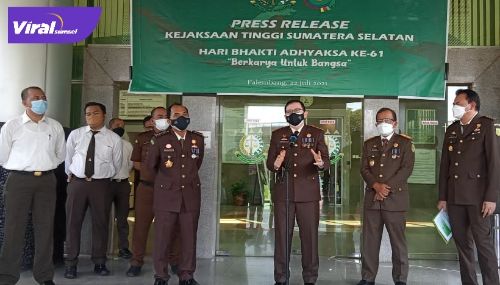 Kepala Kejaksaan Tinggi Sumsel M Rum SH MH beri keterangan pada awak media, Kamis (22/7/2021). Foto : viralsumsel.com/rom