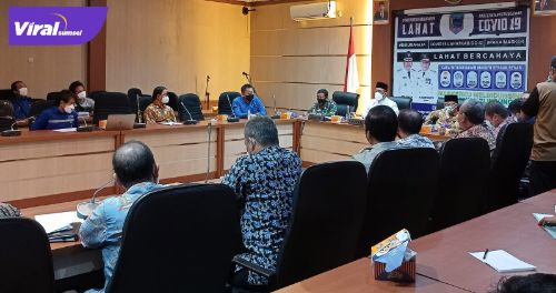 Bupati Kabupaten Lahat, Cik Ujang SH panggil pihak PT Suprame Rantau Dedap terkait banyaknya karyawan Supreme yang positif covid-19, Kamis (22/7/2021). Foto : viralsumsel.com/oki