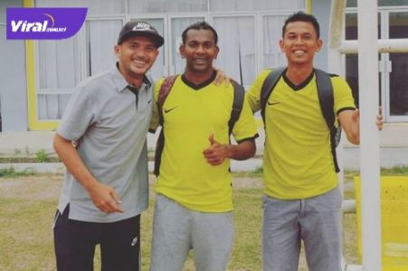 Wijay mantan bintang Sriwijaya FC bersama rekannya Jarot dan Mahyadi Panggabean. Foto : viralsumsel.com/ion