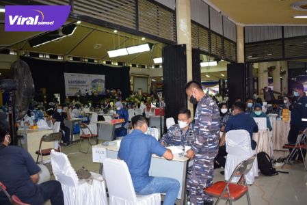 Lanal Palembang dan PT Pusri bekerjasama dengan dinas kesehatan kota Palembang menyelenggarakan serbuan vaksinasi Covid-19 di PT Pusri Palembang, Sabtu (24/7/2021). Foto : viralsumsel.com/kai