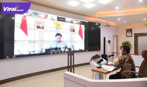 Gubernur Sumsel H Herman Deru dalam Rakor Pembahasan Penerapan PPKM Level IV di luar Jawa  Bali, bersama Menko Perekonomian RI melalui Vidcon, Sabtu (24/7/2021) siang. Foto : viralsumsel.com/sep Gubernur Sumsel H Herman Deru dalam Rakor Pembahasan Penerapan PPKM Level IV di luar Jawa Bali, bersama Menko Perekonomian RI melalui Vidcon, Sabtu (24/7/2021) siang. Foto : viralsumsel.com/sep