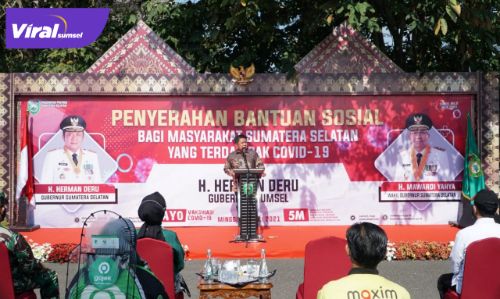 Gubernur Sumsel H Herman Deru mendistribusikan langsung bansos pangan untuk masyarakat yang terdampak covid-19 di Sumsel, Minggu (25/7/2021) pagi. Foto : viralsumsel.com/sep