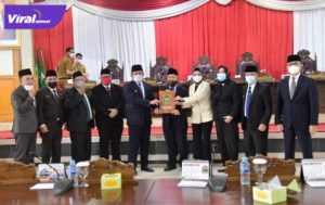 Gubernur Sumsel H. Herman Deru Bersama Ketua DPRD Provinsi Sumsel Hj. R.A. Anita Noeringhati hadiri rapat paripurna ke-34 DPRD Provinsi Sumsel, Senin (26/7/2021). Foto : viralsumsel.com/sep