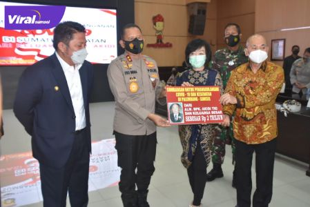 Gubernur Sumsel H Herman Deru dampingi Kapolda Sumsel Irjen Pol Prof Dr Eko Indra Heri S MM terima bantuan Rp 2 T dari keluarga Alm Akidi, di gedung Promoter Mapolda Sumsel, Senin (26/7/2021). Foto : viralsumsel.com/kai