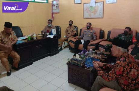 Suasana musyawarah tentang tapal batas kecamatan Kota Agung Kabupaten Lahat yang dipimpin Camat Kota Agung, Selasa (26/7/2021). Foto : viralsumsel.com/oki Suasana musyawarah tentang tapal batas kecamatan Kota Agung Kabupaten Lahat yang dipimpin Camat Kota Agung, Selasa (26/7/2021). Foto : viralsumsel.com/oki