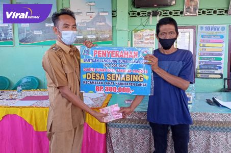 Yudi Sahri Kepala Desa Senabing, Kecamatan Lahat, Kabupaten Lahat berikan BLT dana desa kepada masyarakat, Selasa (27/7/2021). Foto : viralsumsel.com/oki