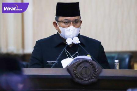 Bupati Muba Dr H Dodi Reza Alex Noerdin menyampaikan Rancangan KUA dan PPAS APBD Kabupaten Muba Tahun 2022 pada Rapat Paripurna DPRD Kabupaten Muba, Selasa (27/7/2021). Foto : viralsumsel.com/devi