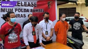 Anggota unit III Subdit III Jatanras Polda Sumsel pers rilis kasus pencurian di klinik Ladiva Skin Care di Jalan Jenderal Sudirman, Selasa (27/7/2021). Foto : viralsumsel.com/kai