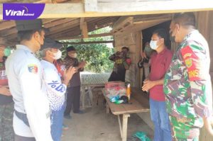 Sejumlah OPD dan Camat serta Forkopimcam turun ke lapangan menyerahkan bantuan giat Isoman care di Desa Lubuk Bintialo, Selasa (28/7/2021). Foto : viralsumsel.com