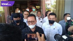 Sekretaris Umum KONI Sumsel, Suparman Romans didampingi Ketua KONI Prabumulih terpilih, Benny Rizal, SH MH beri keterangan pada awak media. Foto : viralsumsel.com/ber