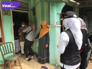 Wakil Walikota Palembang Fitrianti Agustinda melakukan kunjungan ke warga yang tengah menjalani isolasi mandiri, Rabu (27/7/2021). Foto : viralsumsel.com/nto